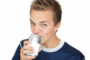 teenager adolescente lattina drink