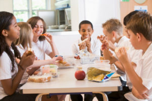 bambini scuola mensa mangiare