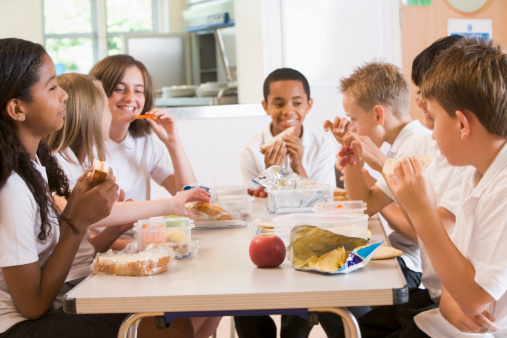 bambini scuola mensa mangiare