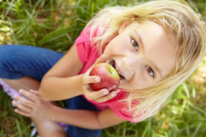 bambini mangiare frutta