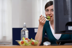 mangiare ufficio insalata