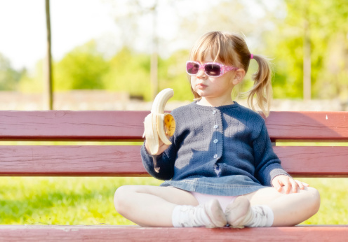 bambino frutta banana