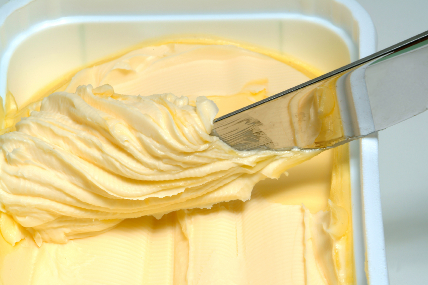 Coltello in una vaschetta di burro o margarina