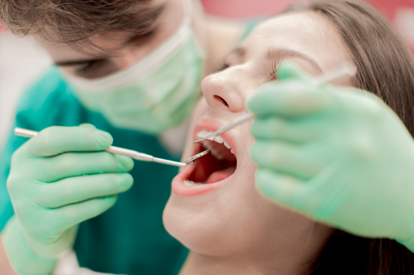 Dentista esamina bocca di una paziente