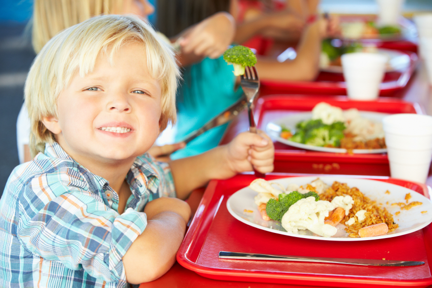 Elementary Pupils Enjoying Healthy Lunch In Cafeteria mensa scolastica scuola bambino