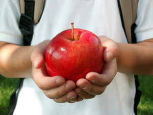 bambino mela merenda
