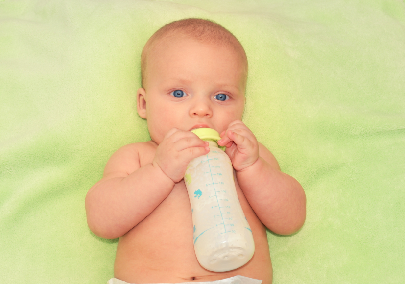 nanoplastiche, bambino neonato con biberon