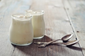microbiota, due yogurt in vasetto di vetro con cucchiaini