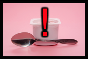Yogurt con cucchiaio e punto esclamativo