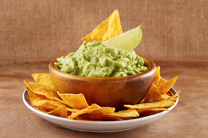 Ciotola di guacamole con nachos