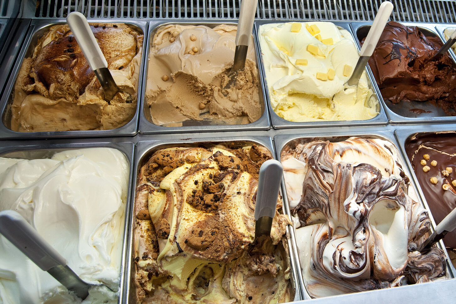 Diversi gusti di gelato esposti nel banco di una gelateria