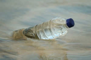 Bottle in water bottiglia plastica spiaggia