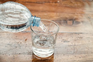 acqua minerale bottiglia plastica