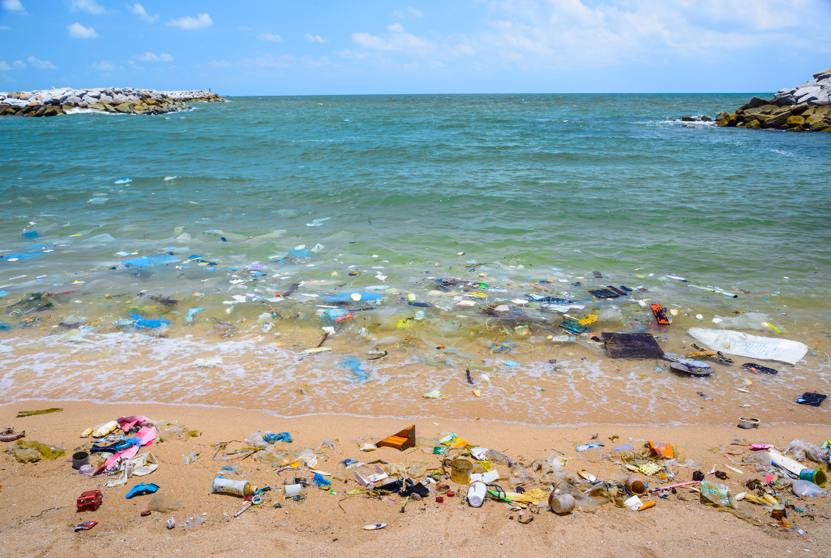 microplastiche, battigia e primo tratto di mare pieno di rifiuti. Concept: Coca-Cola tra i principali responsabili dell'inquinamento