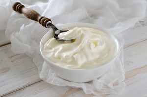 Yogurt greco in una ciotola con cucchiaio
