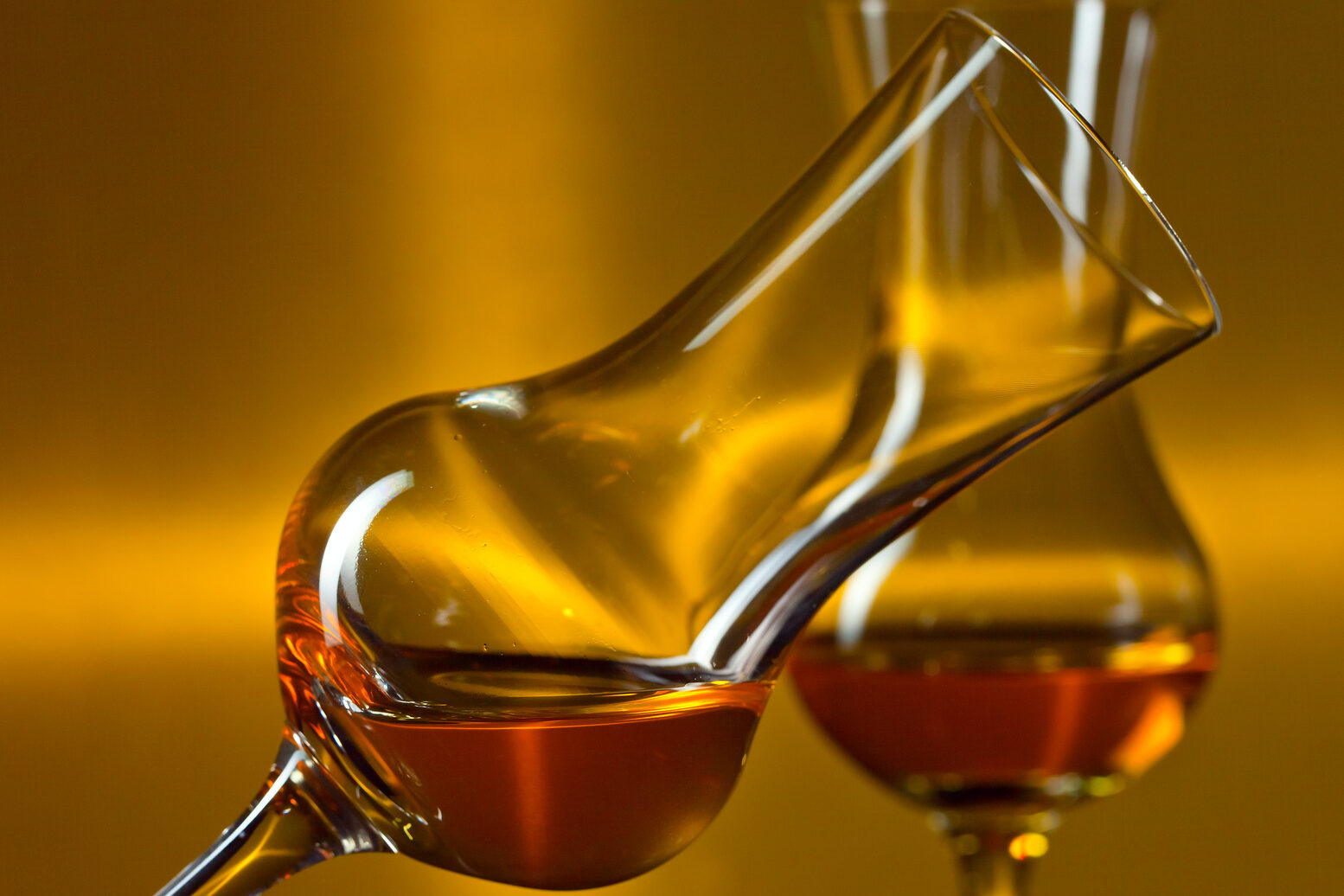 Bicchierini di liquori o grappa; concept: alcol, alcolici, bevande alcoliche, superalcolici