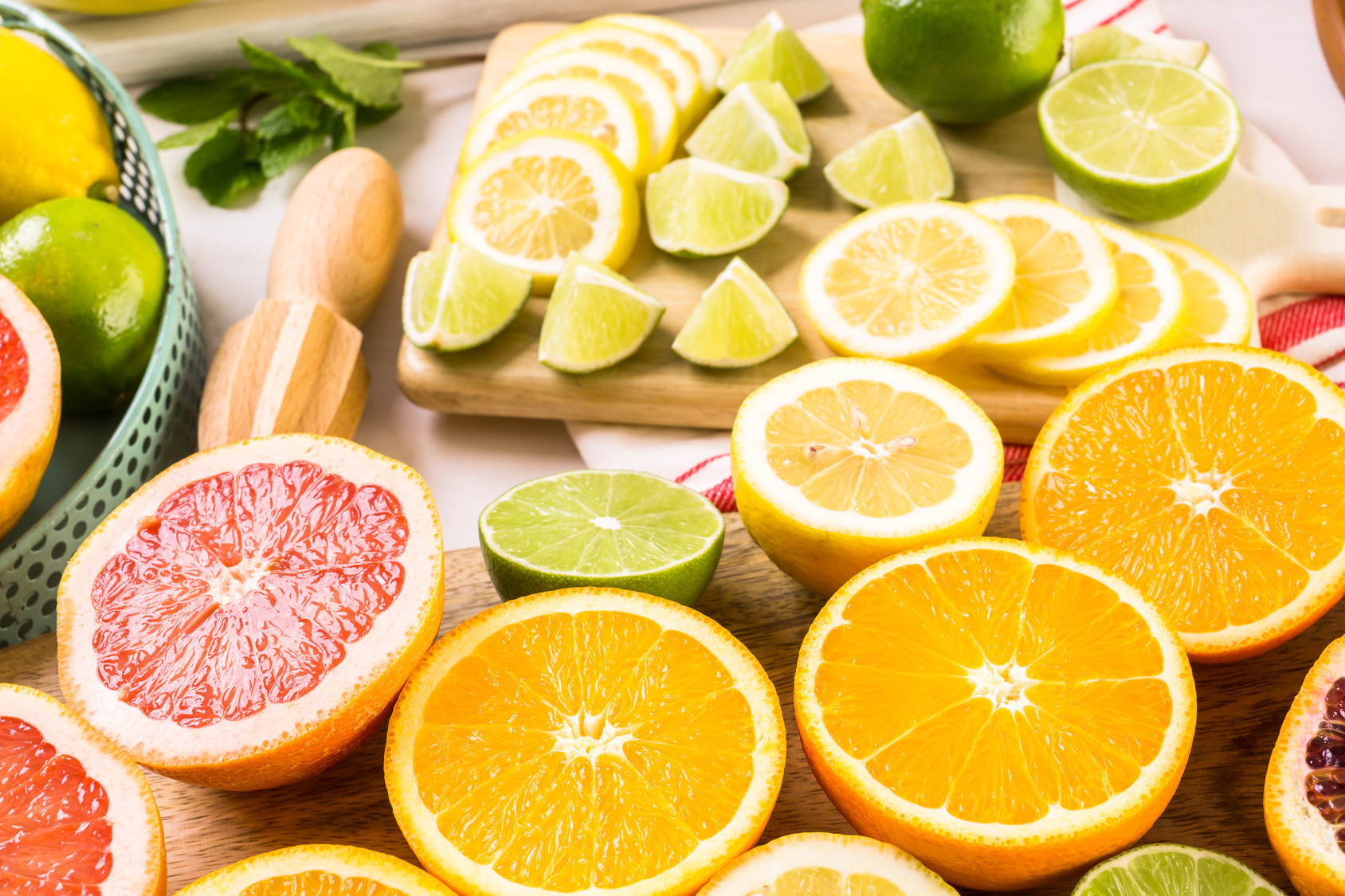 Agrumi misti tagliati o affettati: limone, lime, arance e pompelmo