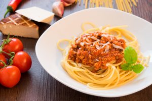 Piatto di spaghetti alla Bolognese con ragù di carne o vegetale