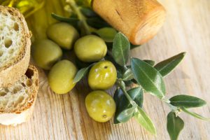 Olive e pane su un tavolo
