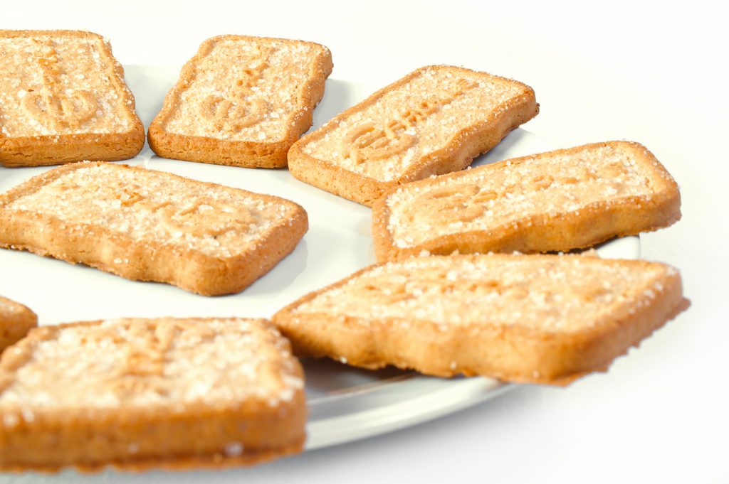 Biscotti frollini con granella di zucchero in superficie