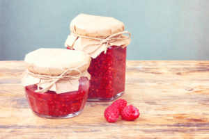 Due vasetti di marmellata o confettura di lamponi; concept: marmellate