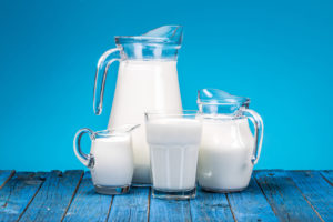 composizione di contenitori di vetro contenenti latte caraffe, bicchiere caraffa brocca proteine latticini