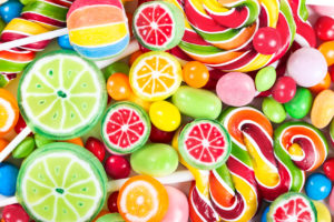 Caramelle colorate assortite; concept: dolci, zucchero, additivi alimentari, coloranti