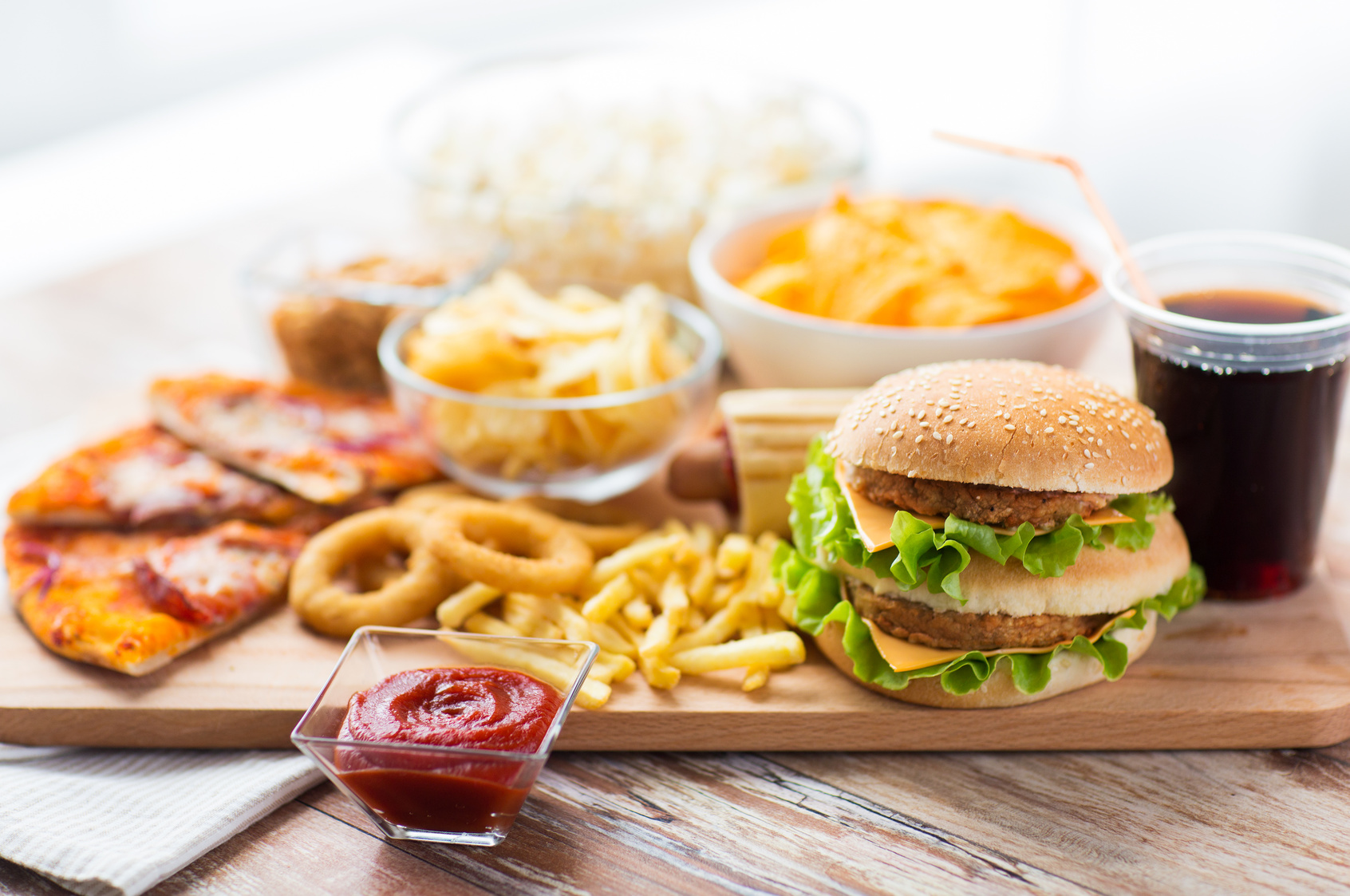 close up of fast food snacks and drink on table alimenti ultra.trasformati