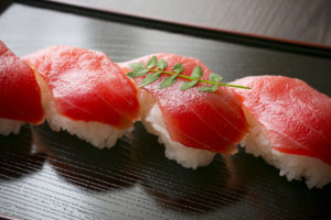sushi con tonno