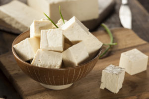 Tofu a cubetti in una ciotola