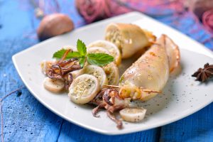 Calamari ripieni su un piatto