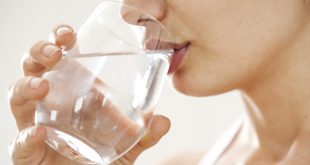 bere acqua bicchiere vetro salute