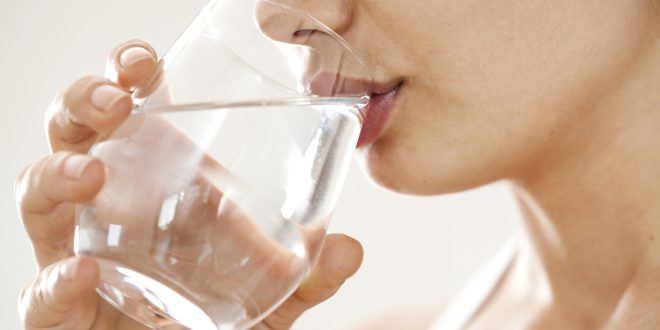 bere acqua bicchiere vetro salute
