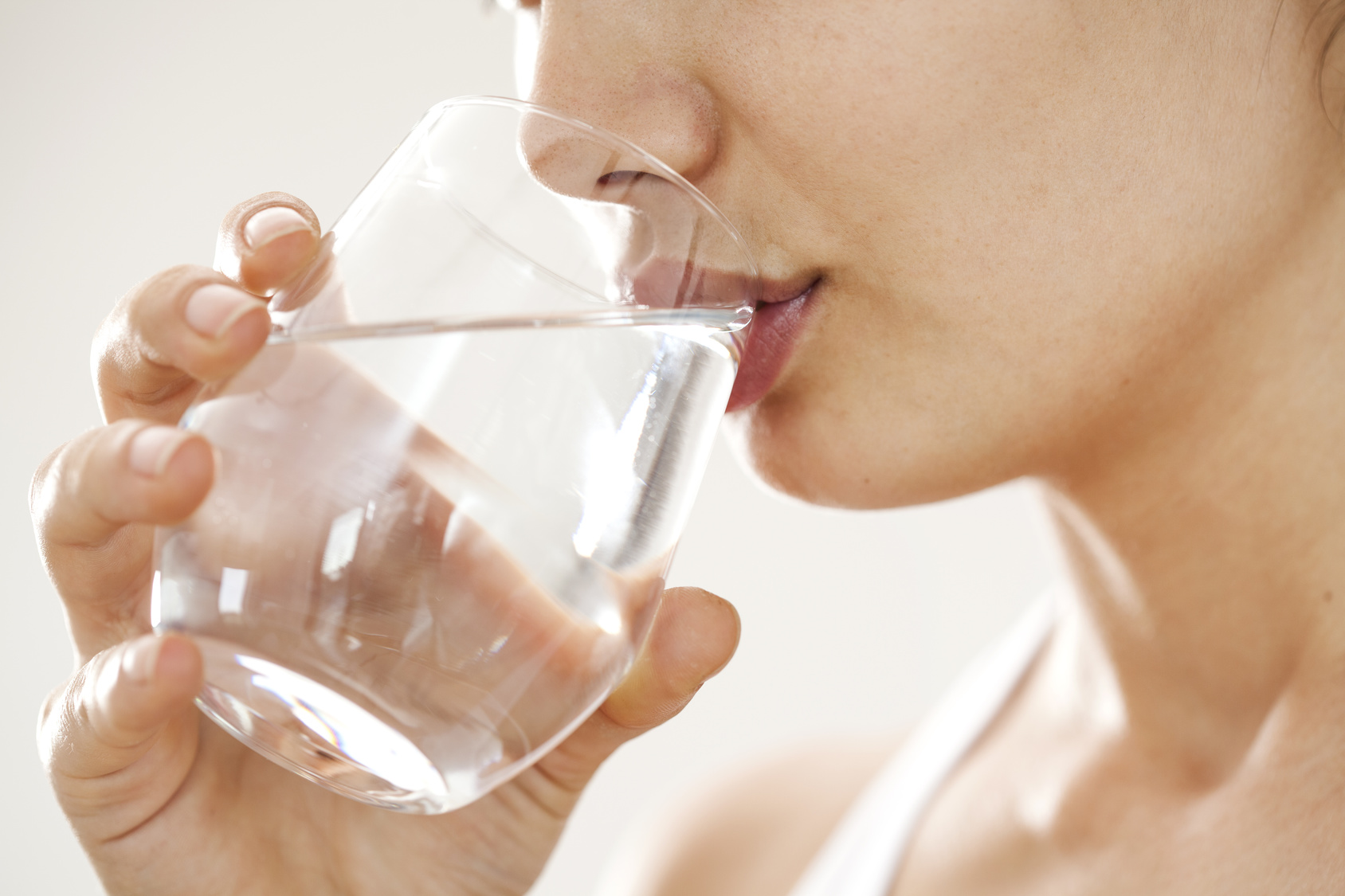 bere acqua bicchiere vetro salute donna idratazione