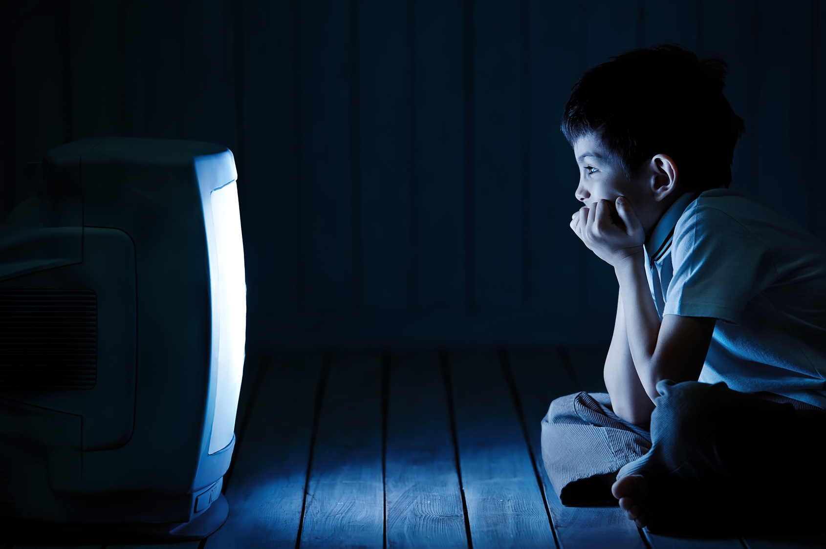 bambini televisione film Boy watching TV at night