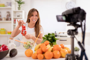 Influencer o food blogger registra una ricetta per i social network