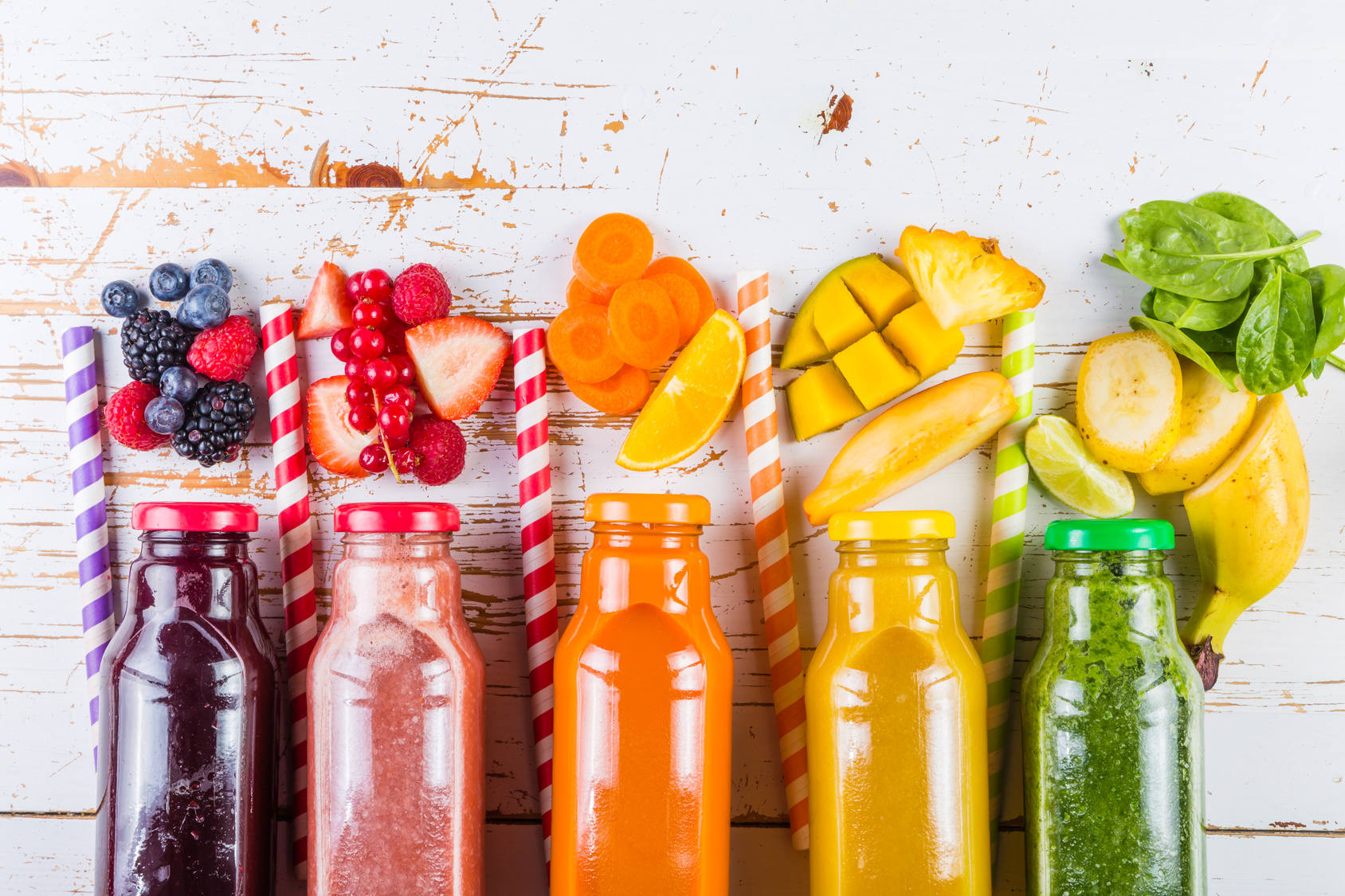 Alte pressioni, Selection of colourful smoothies on rustic wood background