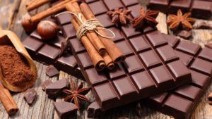 Tavolette di cioccolato fondente con cacao in polvere, cannella e anice stellato