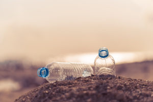Due bottiglie di plastica PET sulla spiaggia