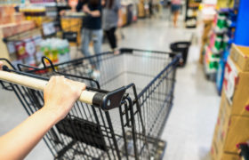 Carrello vuoto tra le corsie di un supermercato