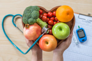 dieta, cuore con frutta e verdura