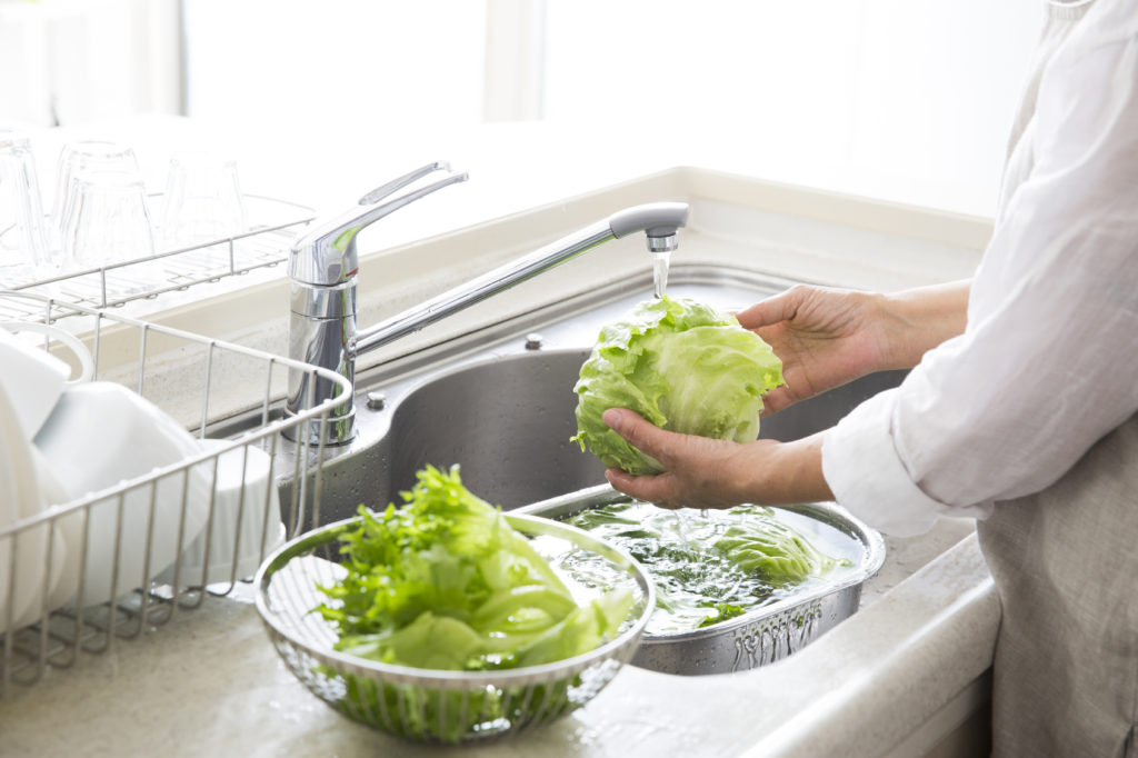 insalata lavare acqua del rubinetto verdura Enterotossine