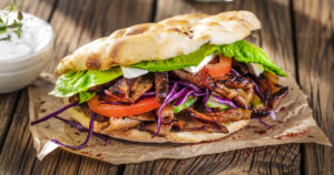 Döner kabab o kebap; panino con carne e verdure
