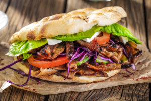 Döner kabab o kebap; panino con carne e verdure; concept: additivi, fosfati, polifosfati