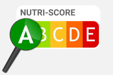Logo Nutri-Score con lente di ingrandimento sulla A verde scuro; concept: etichette a semaforo