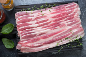 Fette di pancetta o bacon con erbe aromatiche