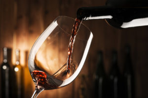 vino rosso versato in un bicchiere