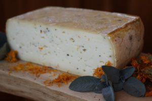 formaggio dolomiti erbe caseificio primiero