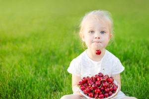 bambini natura estate ciliegie frutta