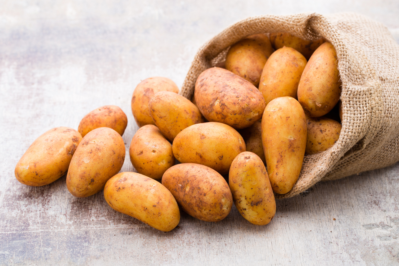 patate, A bio russet potato wooden vintage background.